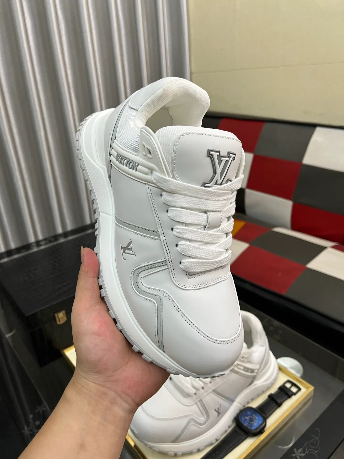 Men's Men's Shoes 💰760⌚️⌚️LV Classic men's sneakers are shipped. Lightweight thick-soled chubby bread shoes, super versatile and multiple styles are coming! This sneaker is made of smooth cowhide punching and grained cowhide stitching to create an elegant design. Grained cowhide is stitched with technical mesh, and smooth cowhide and grained cowhide are combined in multiple styles. The color is classic and versatile, and it can be easily integrated into various styles. The eye-catching LV letters are marked on the side of the shoe, the tongue is decorated with LV embroidered letter web logo, the brand logo is screen-printed on the heel, and the lightweight rubber outsole is embellished with Vuitton's personalized logo. The fabric-lined foot pads make your feet fashionable, handsome and versatile! Comes with full original packaging! Size: 35-46 (40 for women, 38.45.46 for men, customized)